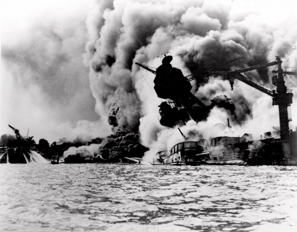 真珠湾攻撃（海軍歴史センター／Wikimedia Commons）